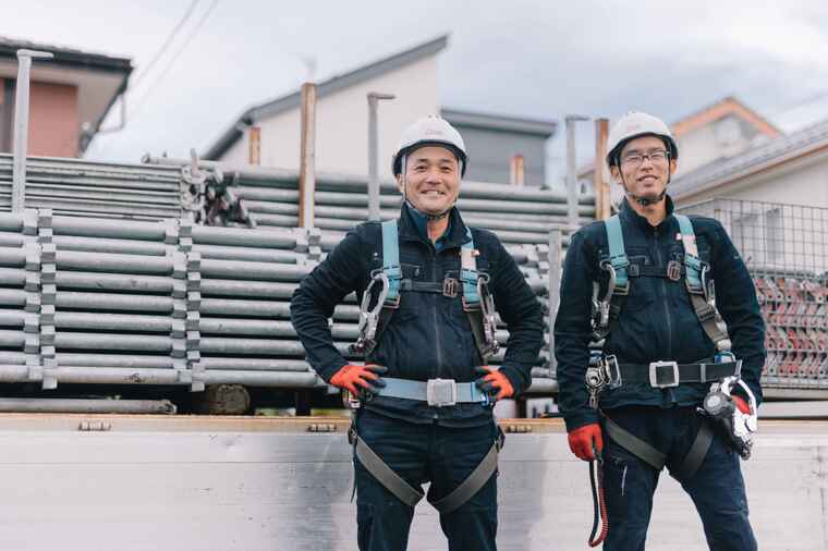 社員２名の足場作業　笑顔